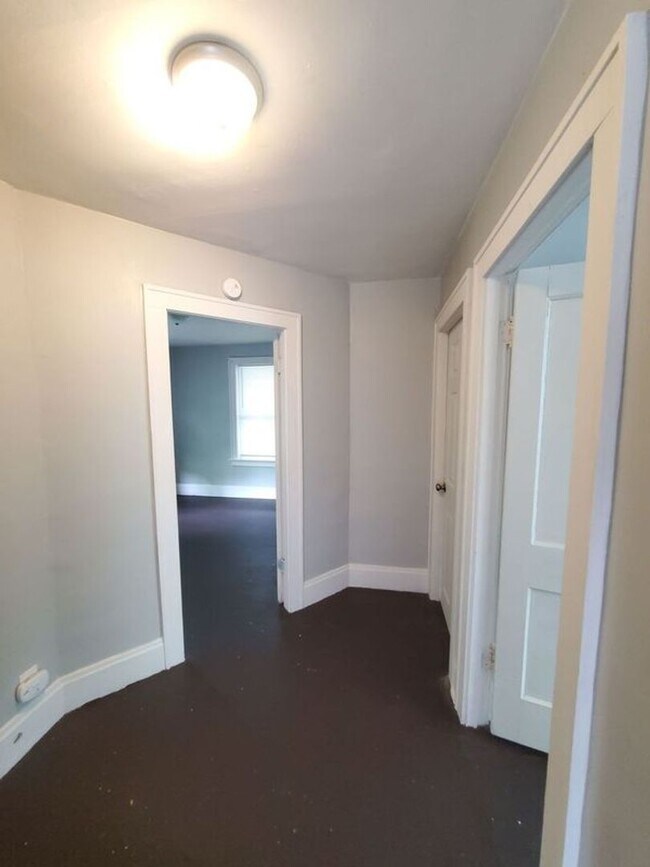 Building Photo - 3 BEDROOM SINGLE FAMILY HOME-SEC8 TENANTS ...