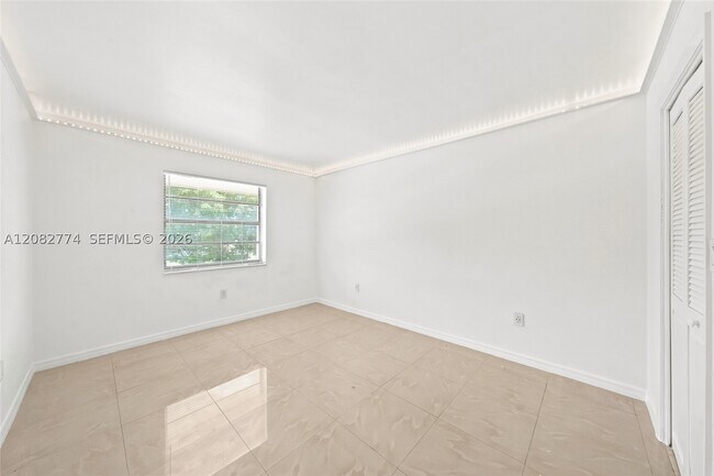 Building Photo - 9674 Fontainebleau Blvd