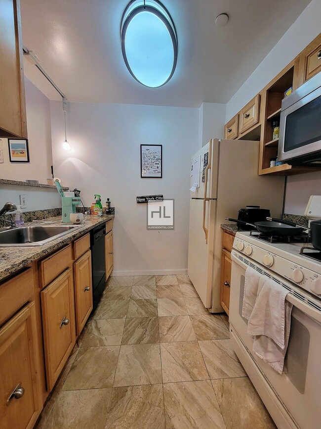 Building Photo - Large, Bright Studio next to Central Park
