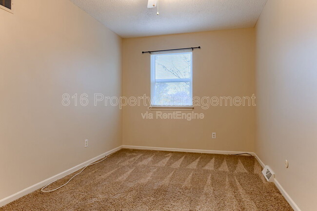 Building Photo - 164 SW Robin Rd