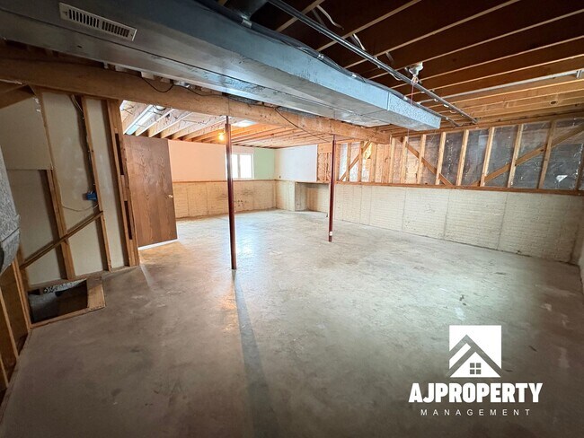 Building Photo - 5801 W Coughran Ct