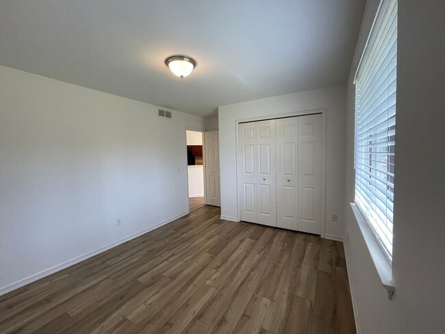 Building Photo - 2-Bedroom Duplex with full basement, 1-Car...