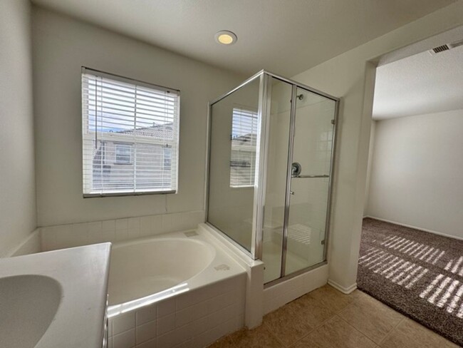 Building Photo - Spacious 3 Bedroom 2.5 Bathroom Condo in t...