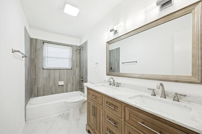 Building Photo - 5602 Hialeah Dr