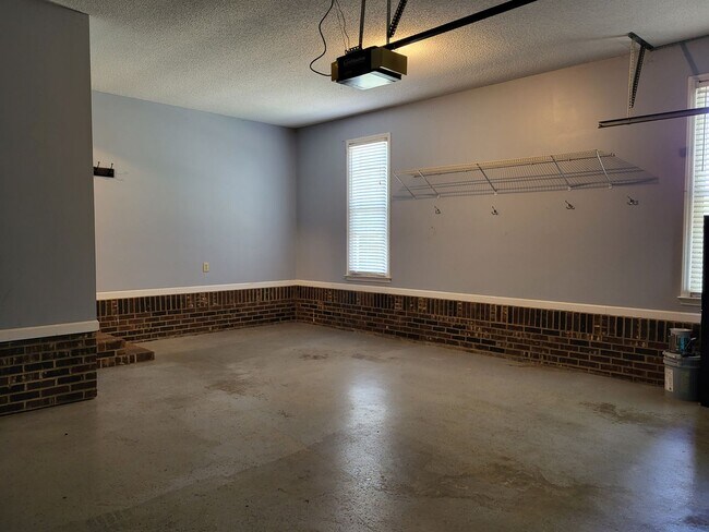 Building Photo - 3 bedroom home in Denver