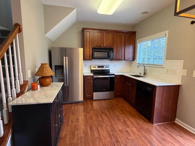 Building Photo - ~~ Beautiful Townhome in Brightwood Farms ~~