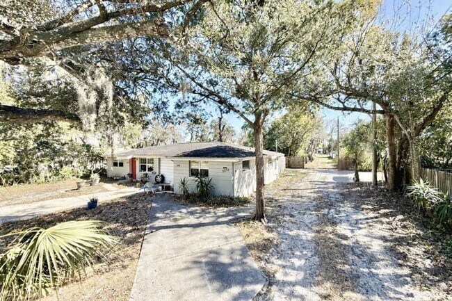 Building Photo - 5852 Monroe St