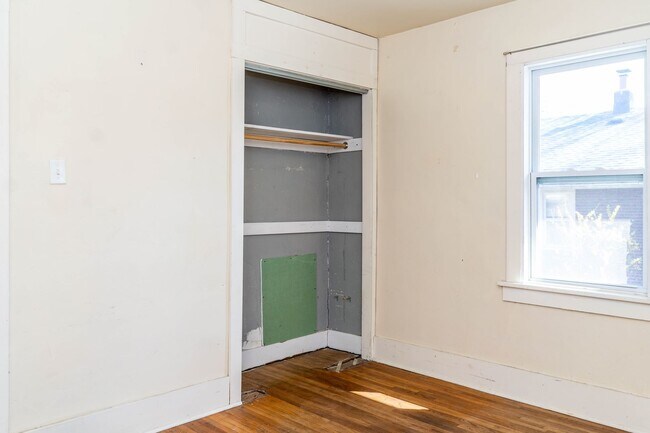 Building Photo - Spacious 2 bedroom 2 bath house