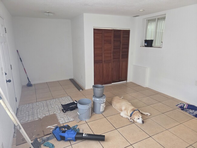Building Photo - 2804 S Park Ave
