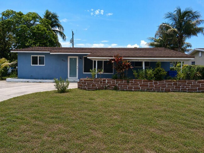 Building Photo - 1837 Gardenia Rd