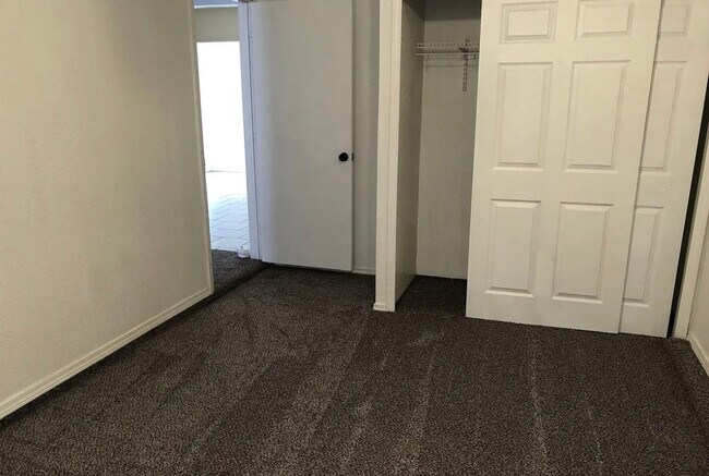 Building Photo - Spacious 4-bedroom, 1-bath home