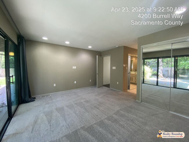 Building Photo - Sprawling Ranch with Open Floorplan & Exce...
