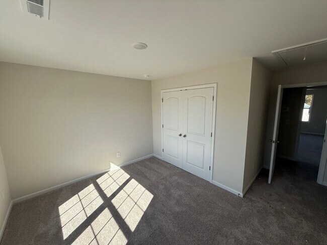 Building Photo - Three bedroom, 2.5 bath townhome in Whitsett