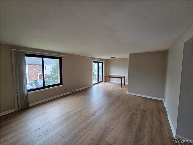 Building Photo - 55 Greenwich Dr