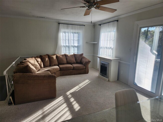 Building Photo - 334 Artist Lake Dr