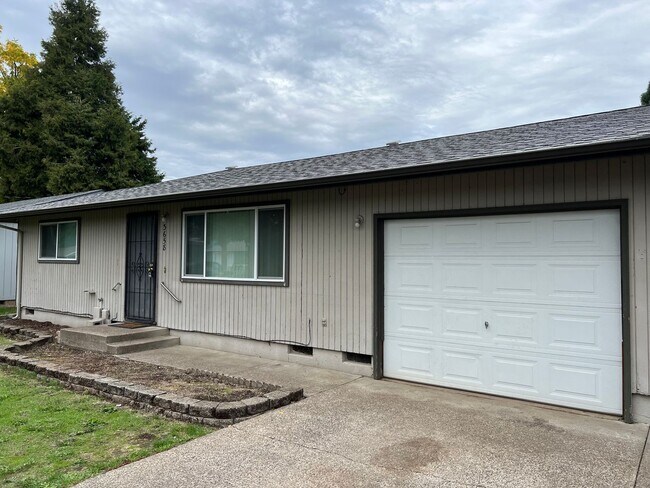 Building Photo - Solid 2 bedroom 1 bath duplex with garage!