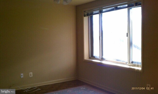 Building Photo - 18 Cross Keys Rd