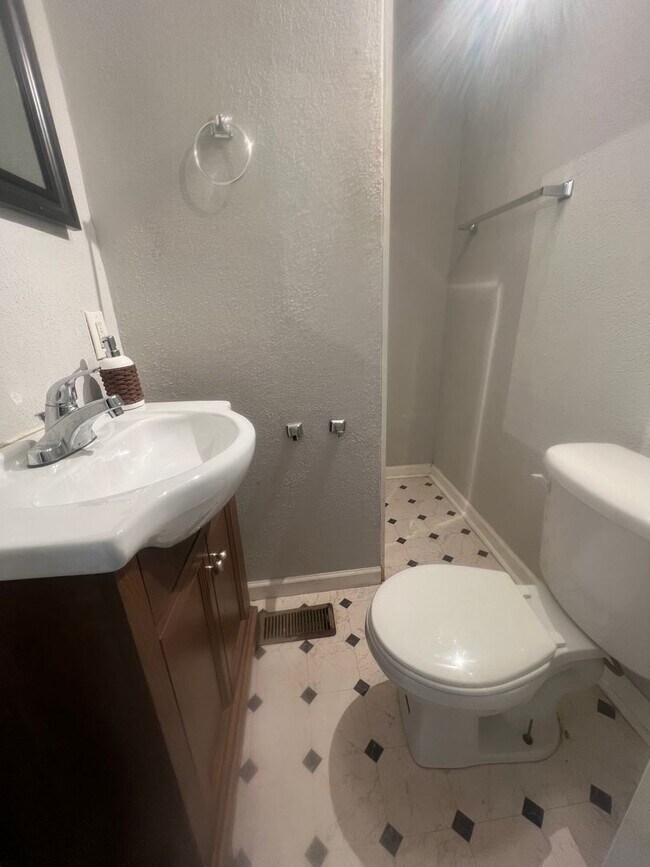 Building Photo - COMING SOON Spacious 3 BEDS AND 2 BATHS!!!
