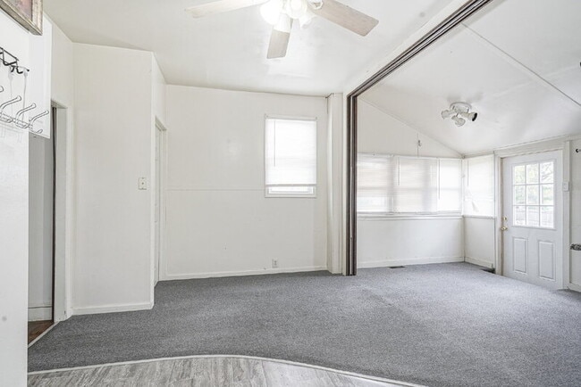 Building Photo - 121 Oak St