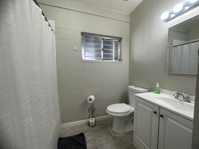 Building Photo - 3 Bedroom Townhouse
