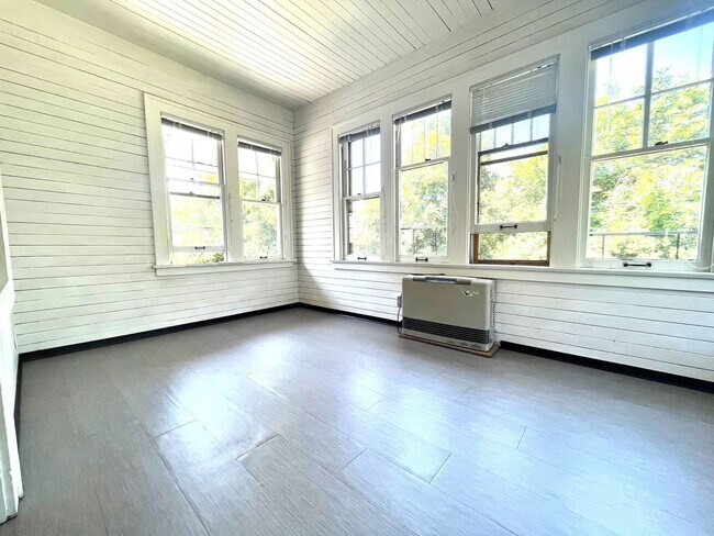 Building Photo - Charming Studio in Awesome University Loca...