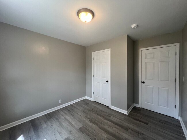 Building Photo - Newly renovated 3 bed and 1 bath house near ETSU and VA