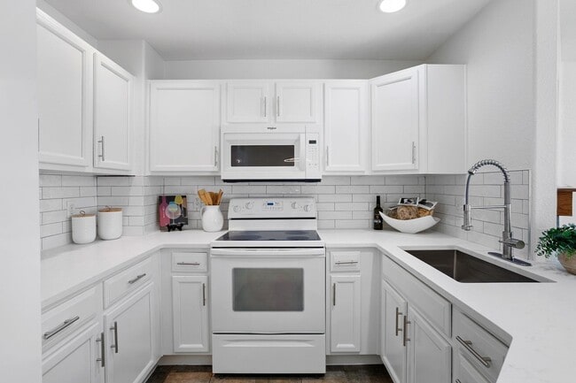 Building Photo - Recently Updated 3 Bedroom 2 Bath Home - B...