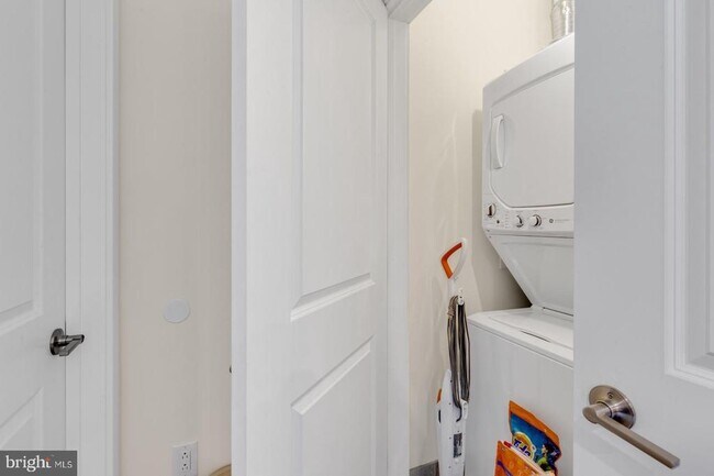 Building Photo - 2411 Kensington Ave