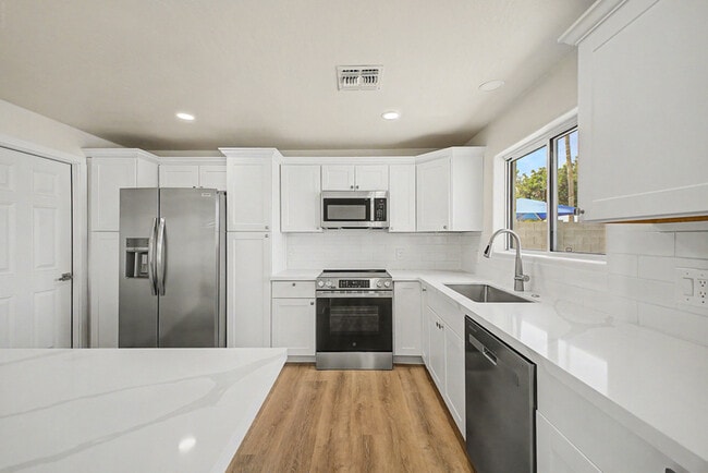 Building Photo - 3430 E Poinsettia Dr