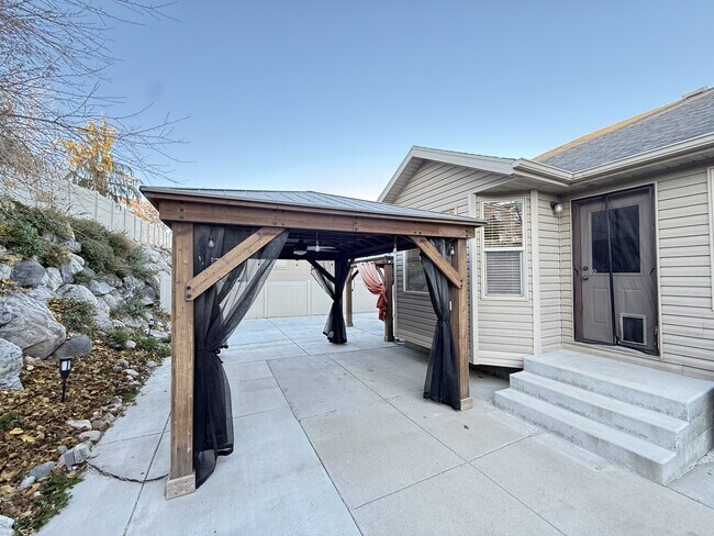 Building Photo - 6248 S High Bluff Dr