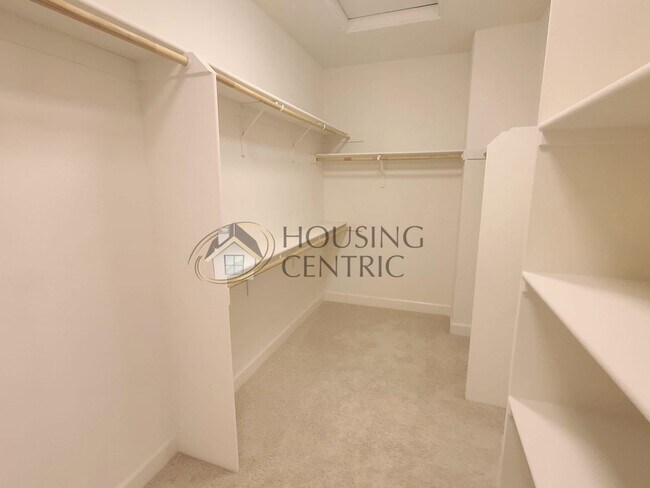 Building Photo - Stunning Single Story Rental in Guard Gate...
