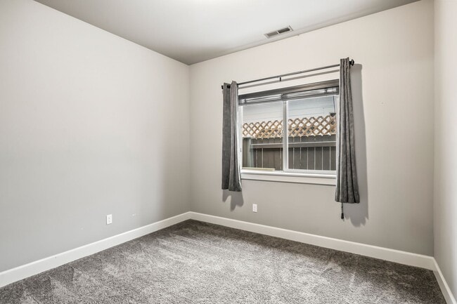 Building Photo - Single-Level 3 Bed, 2 Bath Home with Fully Fenced Backyard