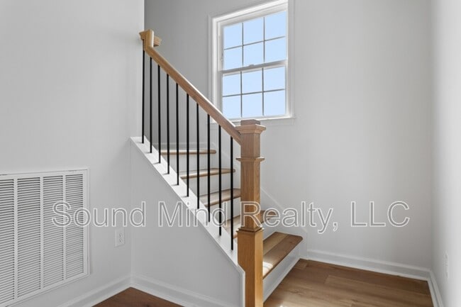 Building Photo - 204 Landmark Dr