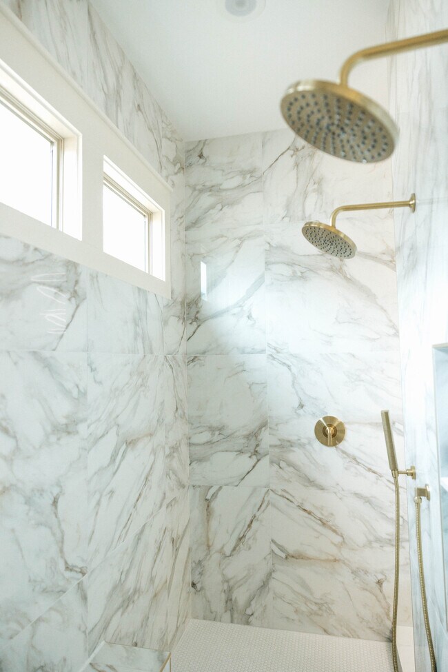 Building Photo - 1031 Pinehurst Dr