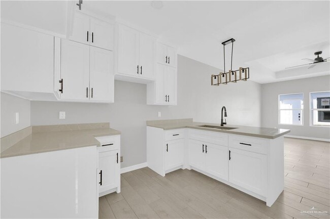 Building Photo - 15 W Daffodil Ave