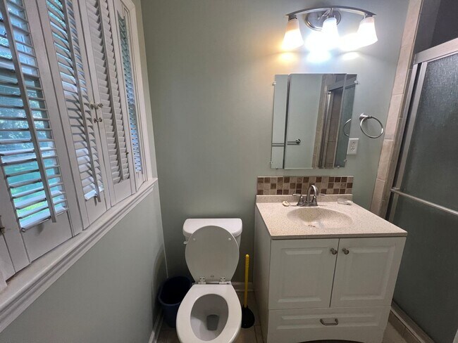 Building Photo - 3 bedroom 2 bathroom single level home in ...