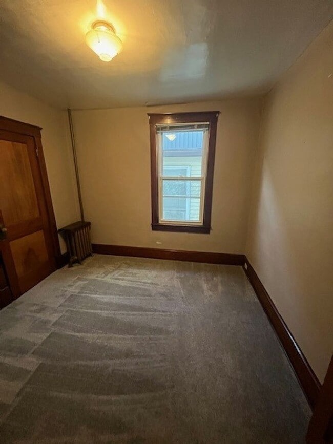 Building Photo - 4 Bedroom 1 Bath