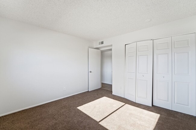 Building Photo - Beautiful 3-Bedroom Townhome in Northern Manor West