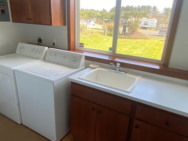 Building Photo - LONG BEACH VACATION HOME BY THE MONTH - VIEW & BEACH ACCESS