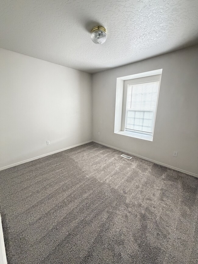 Building Photo - 2067 S Linda Vista Ave