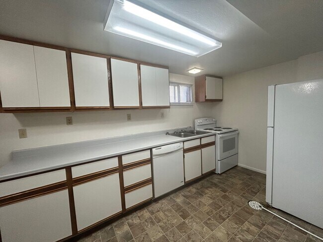 Building Photo - 1005 1/2 Park Lane-