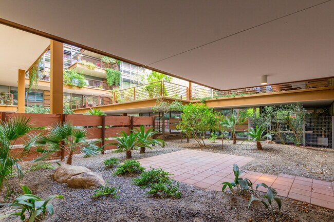 Building Photo - 7131 E Rancho Vista Dr