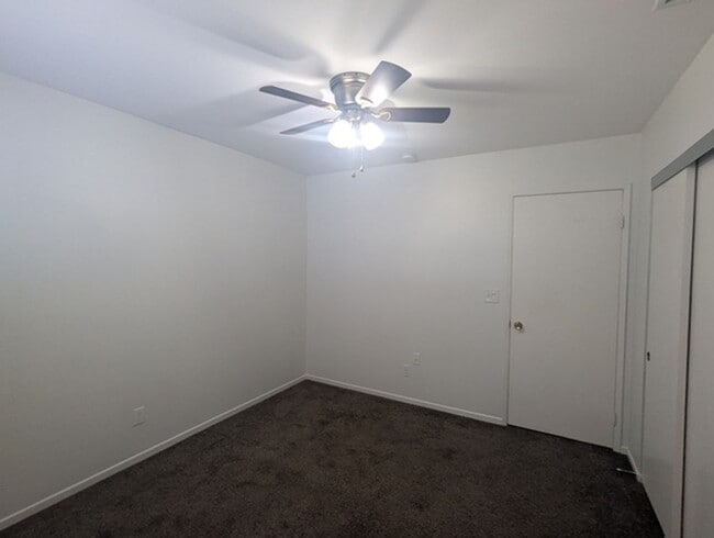 Building Photo - Single Story Home 4 bedroom + Enclosed pat...