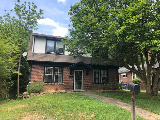 Primary Photo - Convenient North location - 3 bedroom, 2 b...