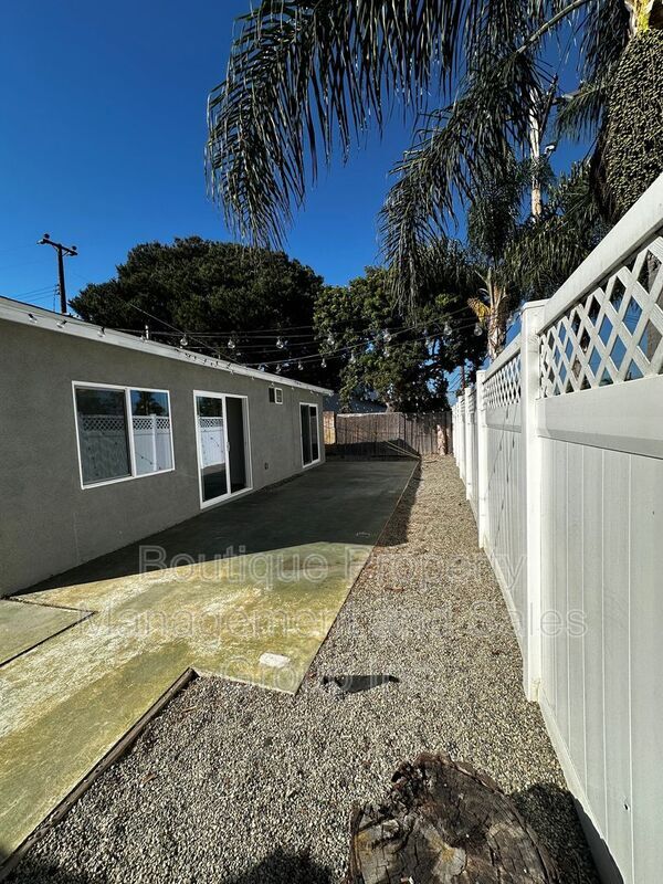 Building Photo - 2285 Santa Ana Ave