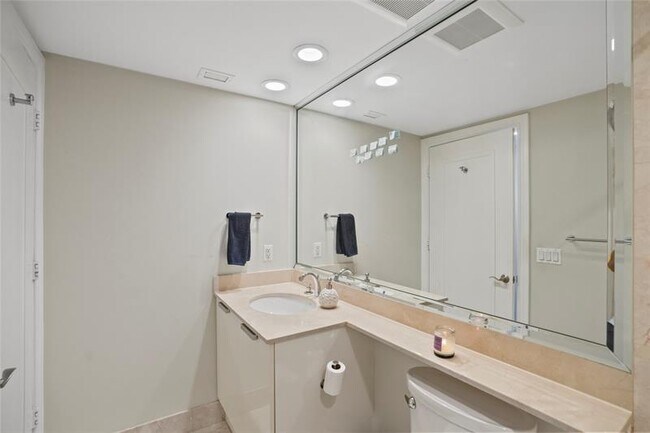 Building Photo - 715 Bayshore Dr