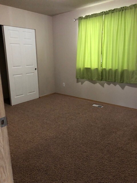 Building Photo - Spacious 4 bedroom, 2.5 bath, in Breckenridge Community