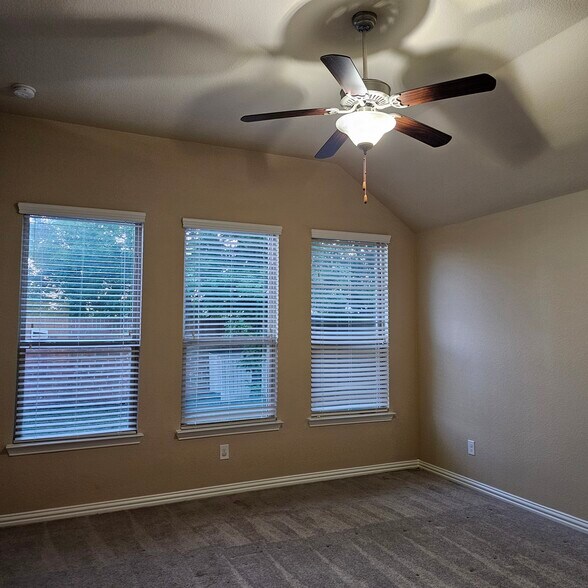 Master bedroom - 905 Avian Dr