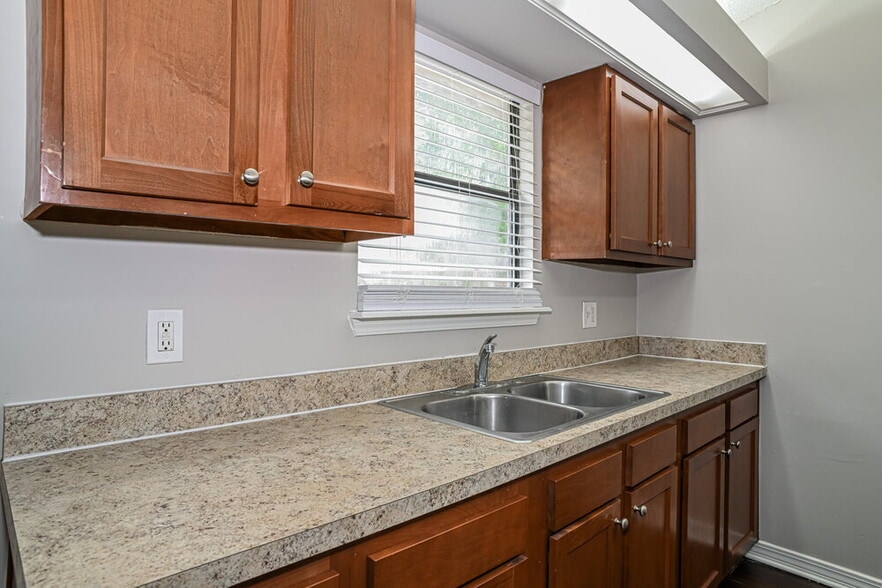 Building Photo - 6221 Alfredo Dr W