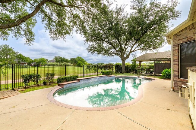 Building Photo - 2111 Blue Water Bay Dr